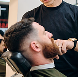 Cabelo e barba na máquina