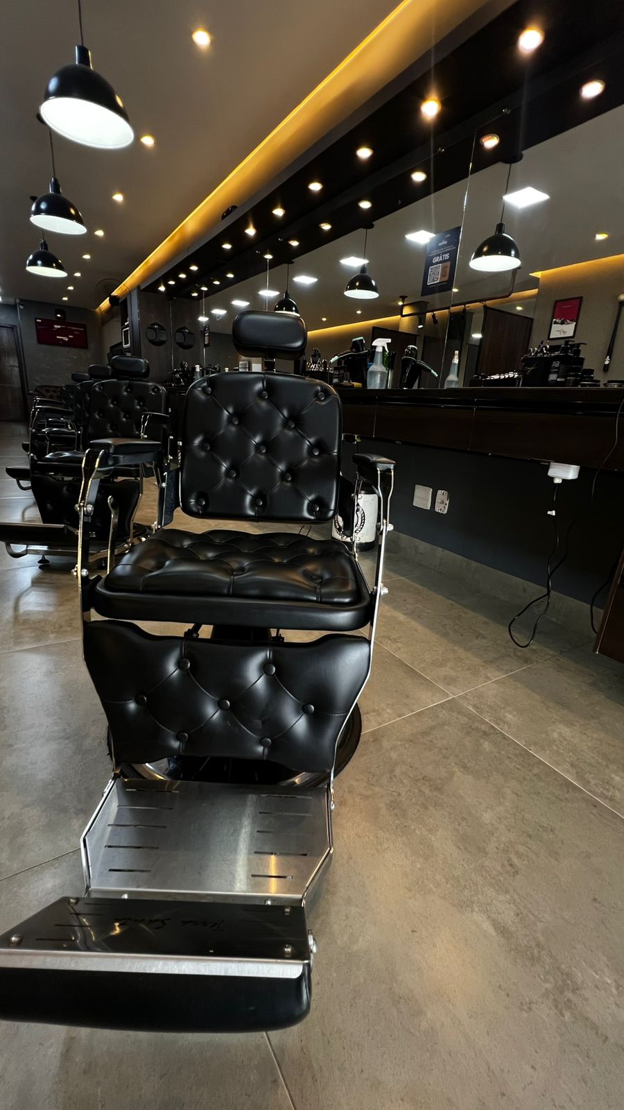 A Dom Onofre Barbearia oferece cortes modernos, barba bem feita e um atendimento de alto padrão. Nosso foco é valorizar sua imagem em um ambiente confortável, sofisticado e pensado nos mínimos detalhes.