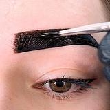 Design de sobrancelha com Henna